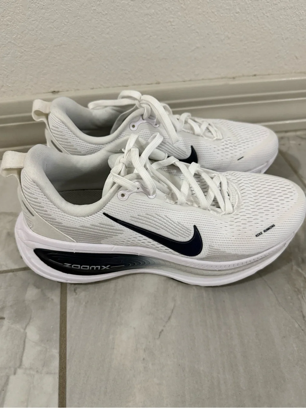 Nike White/Navy Running Sneakers with Navy Swoosh